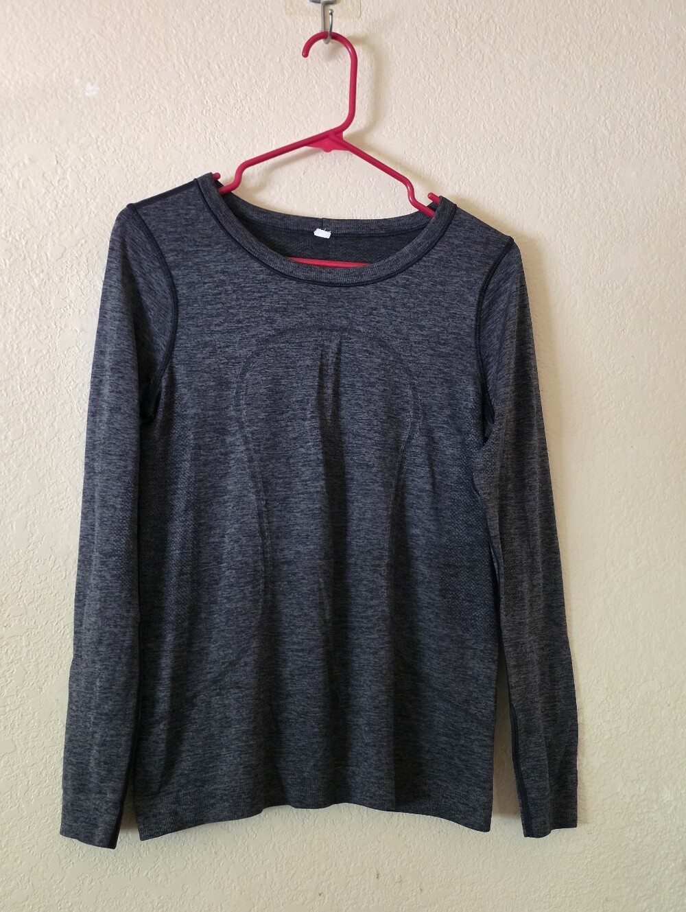 Lululemon Dark Heather Gray Long Sleeve Crewneck Top Size Small.